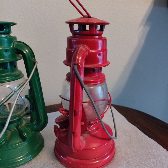 Rare Department 56 Two Oil Burning Lanterns Christmas Holiday Vintage 9" Lamps - Picture 3 of 10